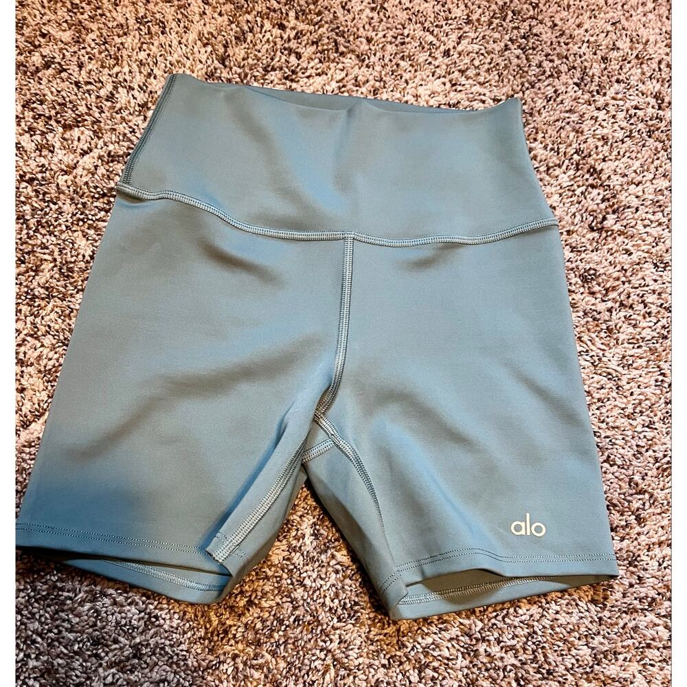 Alo Yoga 5" Airlift Energy Shorts 88$ - Picture 2 of 5